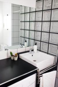 アリカンテにあるStayAlicanteのバスルーム(白い洗面台、鏡付)