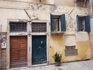 an old building with two doors and windows at ai Templari San Marco in Venice