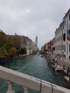Blick auf einen Fluss in einer Stadt mit Gebäuden in der Unterkunft ai Templari San Marco in Venedig