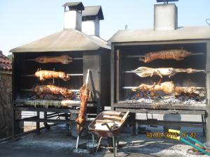 - un grill avec des poulets et de la viande dans l'établissement B&B Curica Doma, à Šibenik
