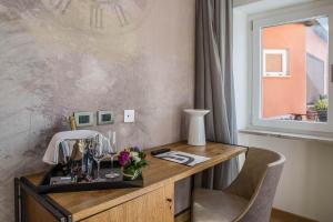 Příslušenství pro přípravu čaje a kávy v ubytování Navona Essence Hotel