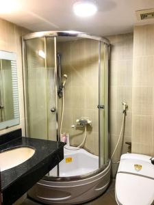 ein Bad mit einer Dusche, einem WC und einem Waschbecken in der Unterkunft LA house in Hanoi