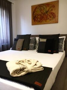 - 2 lits avec des oreillers et des serviettes en noir et blanc dans l'établissement B&B Fortuny, à Venise