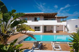 プエルト・カレロにあるVilla Dedalos - A luxury large villa with a heated pool in Puerto Caleroのスイミングプール付きのヴィラ、家