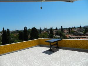 stół na balkonie z widokiem na miasto w obiekcie Sunrise Hotel w mieście Antalya