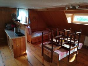 ein Zimmer mit einem Tisch und Stühlen in einer Hütte in der Unterkunft Apartmán 141 in Chřibská