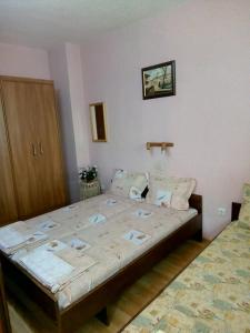 sypialnia z 2 łóżkami w pokoju w obiekcie Апартамент Панорамна гледка w mieście Trjawna