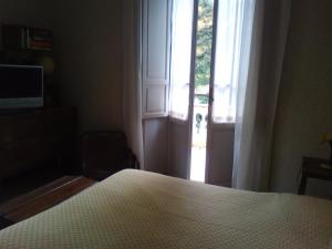 a bedroom with a bed and a window with a bedspread at B&B Villa Gualterio in Bolsena