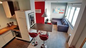 kuchnia i salon ze stołem i krzesłami w obiekcie Apartment Christian w Kolonii +7 zdjęć