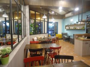un restaurante con mesas y sillas en una habitación en Alien B&B, en Hualien City