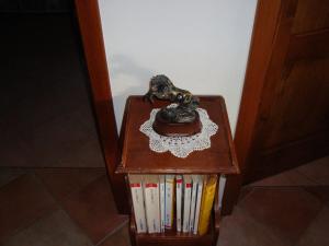 un tavolino con una statua in cima ai libri di Prati dei Campassi a Bardi