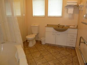 A bathroom at Tudor Lodge Motel