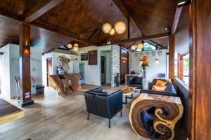 sala de estar con techo de madera y chimenea en Phuket Airport Hotel - SHA Extra Plus, en Nai Yang Beach