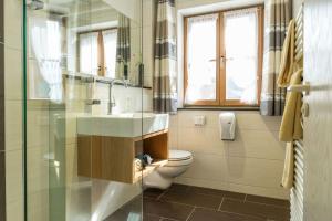 Koupelna v ubytování Landgasthof - Hotel Reindlschmiede + 16 fotografií