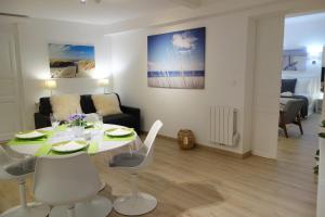 una sala da pranzo e un soggiorno con tavolo e sedie. di Arles Getaway - La Suite Arlésienne a Arles