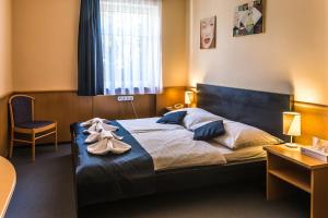 Postel nebo postele na pokoji v ubytování Jagelló Business Hotel