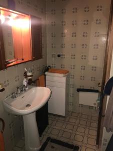 Baño pequeño con lavabo y encimera en Appartamento Saint Gréé en Viola