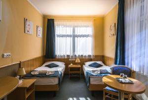 Postel nebo postele na pokoji v ubytování Jagelló Business Hotel