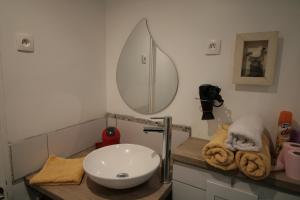 リジューにあるGîte Côte Fleurie Lisieux Centreのバスルーム(白い洗面台、鏡付)
