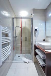 a bathroom with a shower and a sink at Kyriad Nantes Sud - Bouaye Aéroport in Bouaye