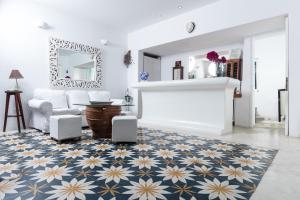 Uma área de estar em Rhenia Hotel