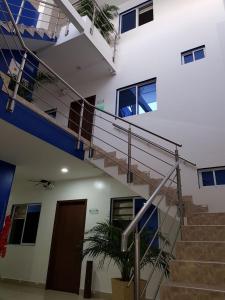 un escalier dans un bâtiment avec une personne assise sur celui-ci dans l'établissement Zafara Hotel, à Santa Marta