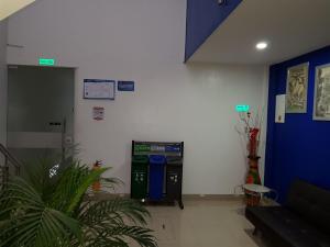 une chambre avec un mur et deux poubelles dans l'établissement Zafara Hotel, à Santa Marta