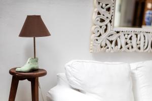 Uma área de estar em Rhenia Hotel