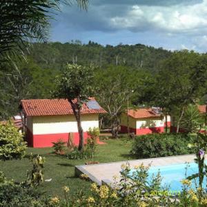 a yard with a house and a swimming pool at Chalés Colina de Casa Branca in Brumadinho