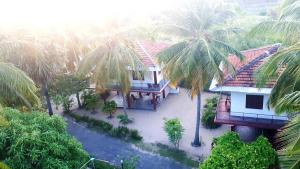 una vista aerea di una casa con palme di AHSRAM Accommodations a Pasikuda
