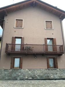 a balcony on the side of a building with windows at La Maison de Pagan Alloggio ad uso turistico VDA CHARVENSOD n 0021 in Aosta