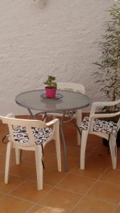 ラ・スビアにあるCasa Andaluzaの鉢植えのテーブルと椅子2脚