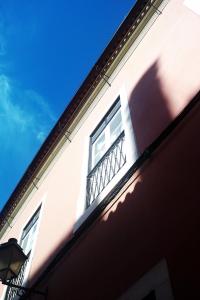 uma sombra de uma varanda do lado de um edifício em Coimbra Vintage Lofts Apartments em Coimbra
