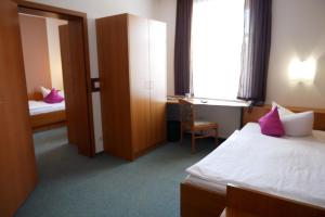 Postel nebo postele na pokoji v ubytování Hotel Garni Brauhof Niederwiesa