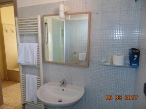 チッタ・サンタンジェロにあるHotel Mazzocchettiのバスルーム(洗面台、鏡付)