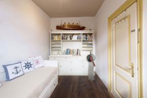 a room with a bed and a book shelf at Juttershoek in Kampen