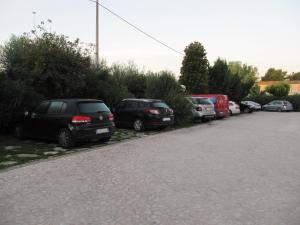 una fila di auto parcheggiate in un parcheggio di Hotel Country House La Radice a Civitanova Marche