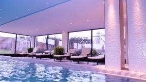Piscina de la sau aproape de Luxus-Ecksuite mit stylischem Design und Traumblick übers Meer, 26.Stock im Maritim