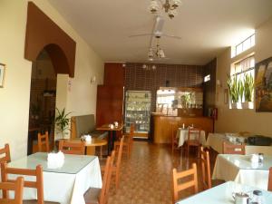 a dining room with tables and chairs in a restaurant at Primavera Plaza Hotel in Tacna