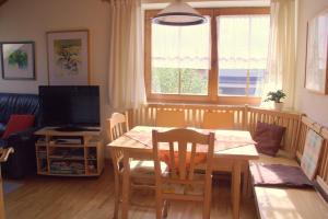 a living room with a table and a dining room at Ferienwohnung Galerie 7 in Riegersdorf