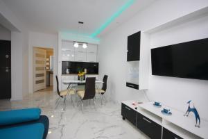 Televízia a/alebo spoločenská miestnosť v ubytovaní Marina House Gizycko