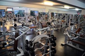een fitnessruimte gevuld met veel machines bij Hotel San Millán in Santander