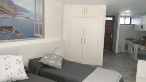 Puerto de la MaderaにあるBonito Apartamento En El Mar Cn Wifiのリビングルーム(ベッド1台付)、キッチンが備わります。