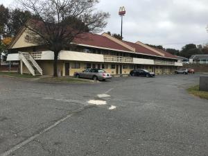 um edifício com carros estacionados num parque de estacionamento em Royal Inn em Charlotte