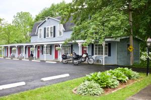 una casa con dos motos estacionadas frente a ella en The Grayhaven Motel, en Ithaca