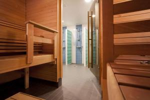 Habitación con literas de madera y pasillo. en Hotel Alvariini, en Alajärvi