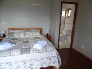 Tempat tidur dalam kamar di Cabañas Lopez