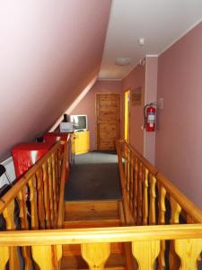 eine Treppe, die zu einem Zimmer mit einer Holztür führt in der Unterkunft Kuremäe Hostel in Kuremäe