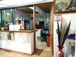 einen Restauranteingang mit einem Nichtraucherschild in einer Vase in der Unterkunft Posada Cuallicochi in Tepoztlán