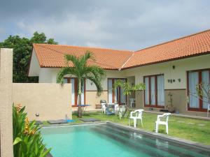 una villa con piscina e una casa di Fruits Villa a Sanur